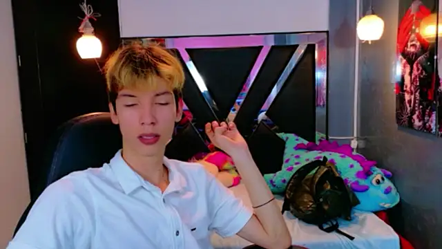 Snapshot of Liam_Green1 chatting on February 20, 12:05 pm Liam Green1 online show from February 20, 12:05 pm