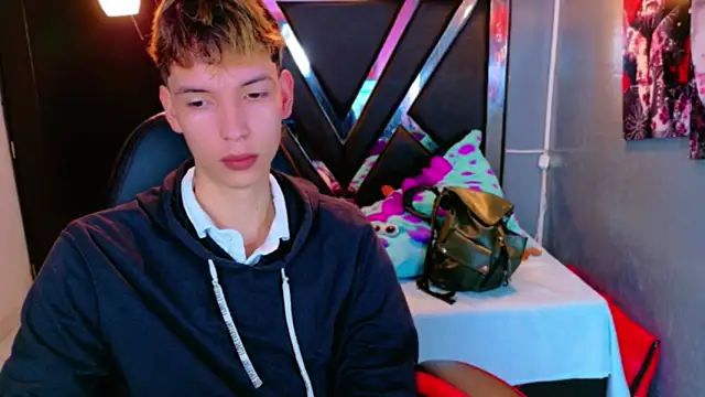 Snapshot of Liam_Green1 chatting on February 23, 12:02 pm Liam Green1 online show from February 23, 12:02 pm