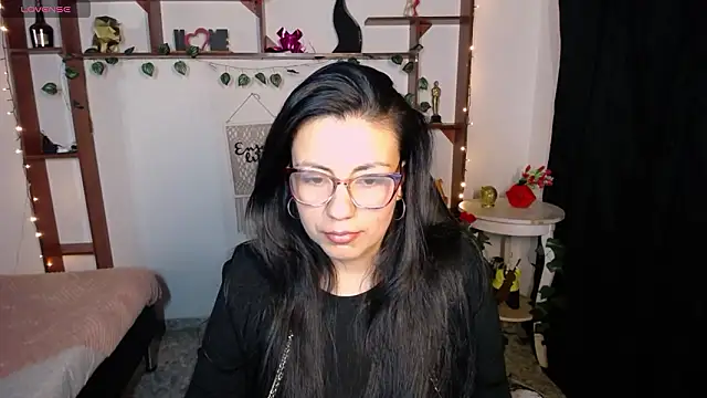 Snapshot of QueenRose94 chatting on February 23, 12:35 pm QueenRose94 online show from February 23, 12:35 pm