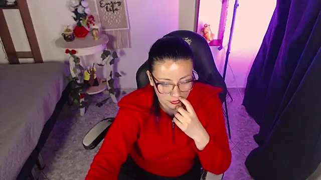 QueenRose94 online show from April 10, 1:38 pm