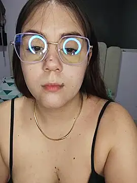 Snapshot of its_lauu_ chatting on February 22, 3:40 am its lauu online show from February 22, 3:40 am