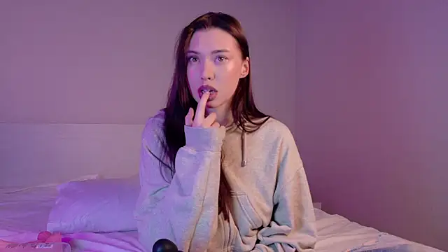 gwenonl1ne online show from April 2, 1:31 pm