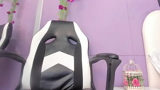 luna bradley  online show from February 24, 12:25 pm