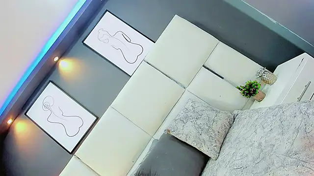 Snapshot of Daniiela_Foxx chatting on February 13, 9:00 pm Daniiela Foxx online show from February 13, 9:00 pm