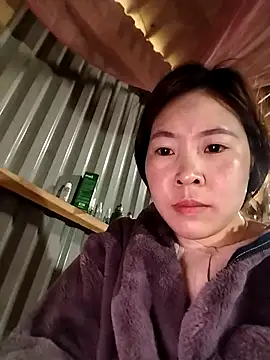 Snapshot of Yiyoongg chatting on February 14, 1:24 am Yiyoongg online show from February 14, 1:24 am