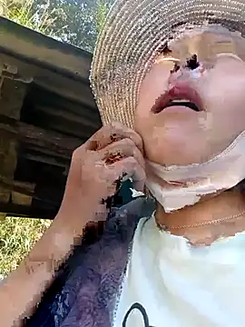 Snapshot of Yiyoongg chatting on February 15, 7:51 am Yiyoongg online show from February 15, 7:51 am