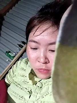 Snapshot of Yiyoongg chatting on February 18, 1:29 pm Yiyoongg online show from February 18, 1:29 pm