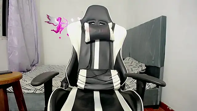 Snapshot of Tuporia6272 chatting on March 2, 6:14 am Tuporia6272 online show from March 2, 6:14 am