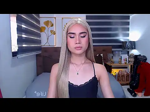 Snapshot of JuicyCockThea chatting on April 13, 1:33 am JuicyCockThea online show from April 13, 1:33 am