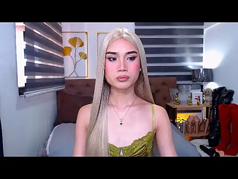 Snapshot of JuicyCockThea chatting on May 1, 3:33 am JuicyCockThea online show from May 1, 3:33 am