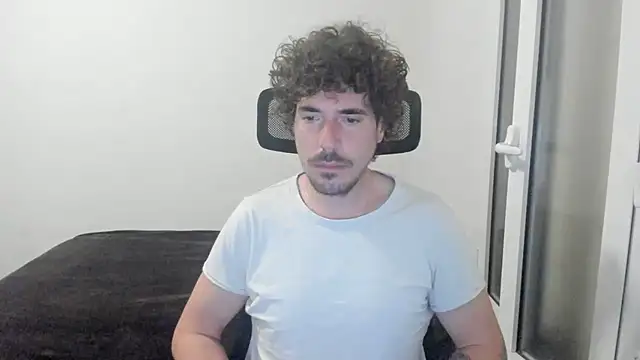 Snapshot of joaquin420_hot chatting on February 25, 6:01 am joaquin420 hot online show from February 25, 6:01 am