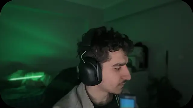 Snapshot of enesbabakral chatting on February 10, 1:43 am enesbabakral online show from February 10, 1:43 am