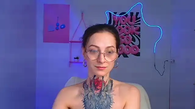 Snapshot of Esmi_Winter chatting on February 14, 6:43 am Esmi Winter online show from February 14, 6:43 am