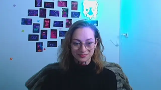 Snapshot of Esmi_Winter chatting on February 17, 6:54 am Esmi Winter online show from February 17, 6:54 am