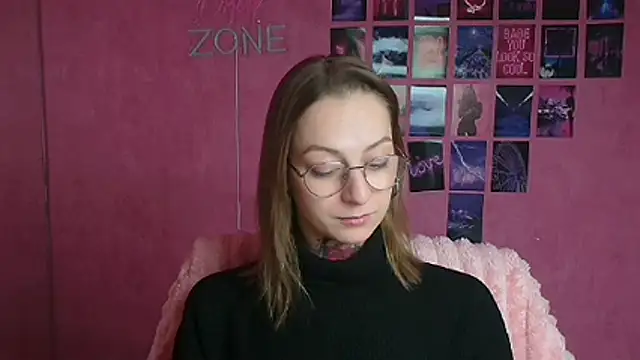 Snapshot of Esmi_Winter chatting on February 18, 6:20 am Esmi Winter online show from February 18, 6:20 am