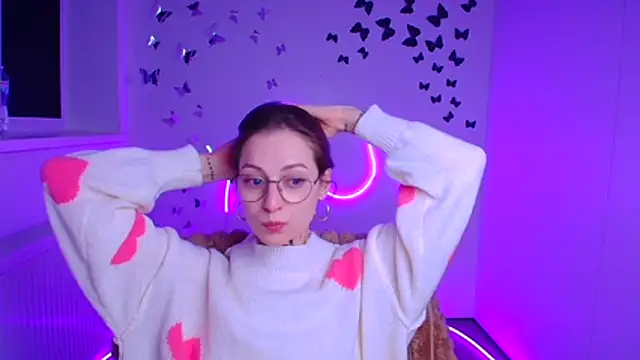 Snapshot of Esmi_Winter chatting on February 19, 6:31 am Esmi Winter online show from February 19, 6:31 am