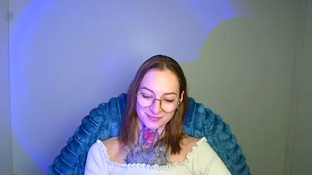 Snapshot of Esmi_Winter chatting on February 24, 6:33 am Esmi Winter online show from February 24, 6:33 am