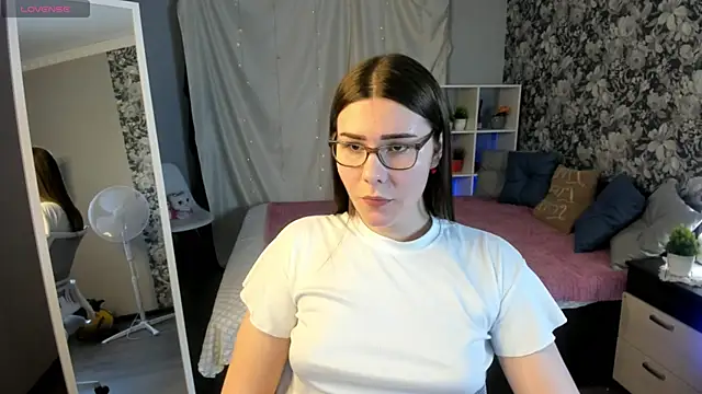 Snapshot of Coraline_kitty chatting on May 3, 6:47 pm Coraline kitty online show from May 3, 6:47 pm