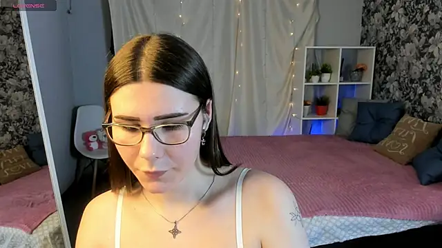 Snapshot of Coraline_kitty chatting on May 4, 5:09 pm Coraline kitty online show from May 4, 5:09 pm
