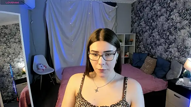 Snapshot of Coraline_kitty chatting on May 9, 5:18 pm Coraline kitty online show from May 9, 5:18 pm