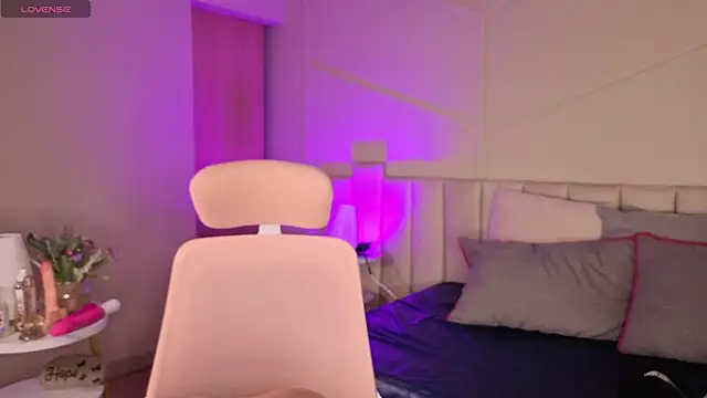 Snapshot of Eyes_moon_ chatting on February 21, 2:23 am Eyes moon online show from February 21, 2:23 am