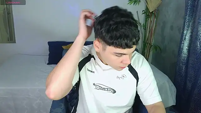 Snapshot of eithan_jonnes chatting on February 13, 10:28 pm eithan jonnes online show from February 13, 10:28 pm