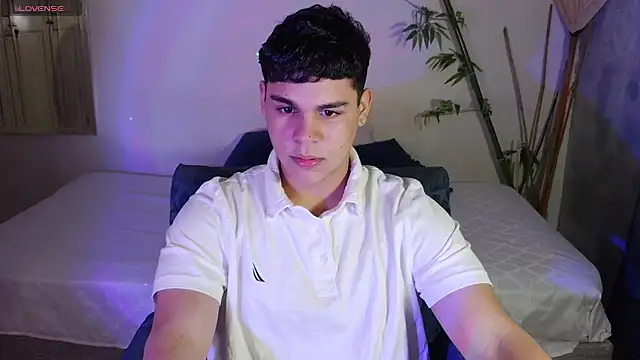 Snapshot of eithan_jonnes chatting on February 19, 11:12 pm eithan jonnes online show from February 19, 11:12 pm