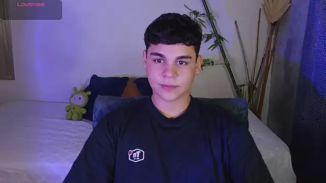 Snapshot of eithan_jonnes chatting on February 20, 8:31 pm eithan jonnes online show from February 20, 8:31 pm