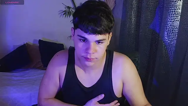 Snapshot of eithan_jonnes chatting on February 21, 8:43 pm eithan jonnes online show from February 21, 8:43 pm