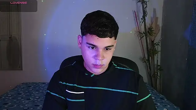 Snapshot of eithan_jonnes chatting on February 27, 8:09 pm eithan jonnes online show from February 27, 8:09 pm