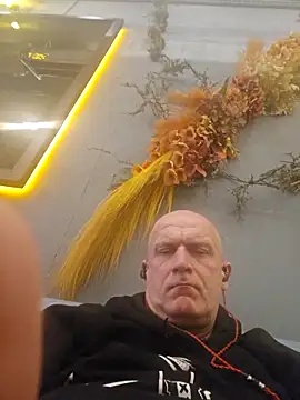 Snapshot of sk8brd_snwbrd_no_snitch chatting on February 17, 12:56 pm sk8brd snwbrd no snitch online show from February 17, 12:56 pm