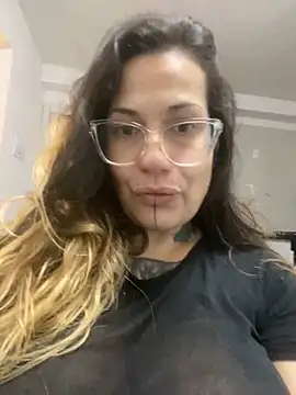 Snapshot of MissTamis chatting on February 10, 8:18 am MissTamis online show from February 10, 8:18 am