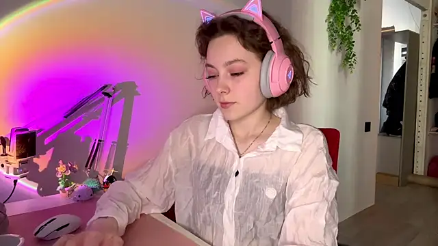 Snapshot of SlunkRear chatting on February 10, 11:42 pm SlunkRear online show from February 10, 11:42 pm