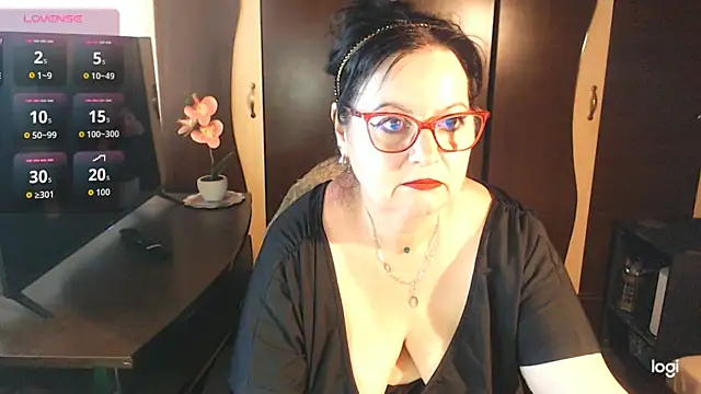 exiMIlf online show from May 29, 11:30 am