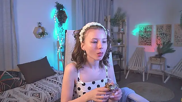 ElliFrankenweenie online show from April 8, 6:24 am