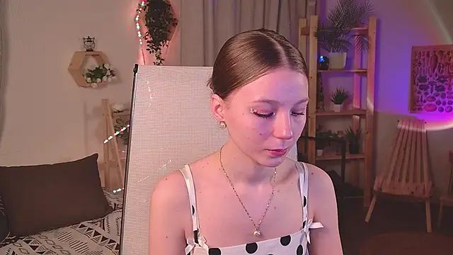 ElliFrankenweenie online show from April 18, 6:06 am