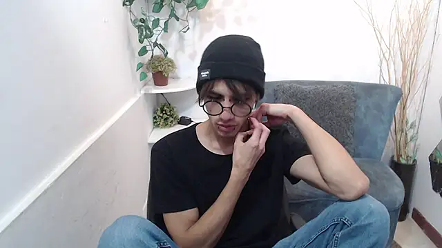 Snapshot of AaronBeer_ chatting on February 28, 11:44 am AaronBeer online show from February 28, 11:44 am