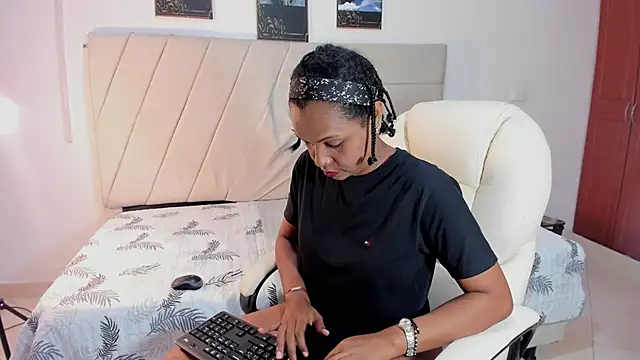 Snapshot of samaraa_smith1 chatting on April 15, 12:34 pm samaraa smith1 online show from April 15, 12:34 pm