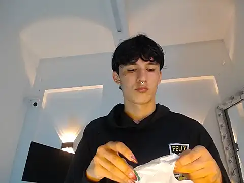 jullian ricci online show from April 8, 8:53 pm