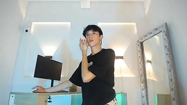 jullian ricci online show from April 17, 8:45 pm