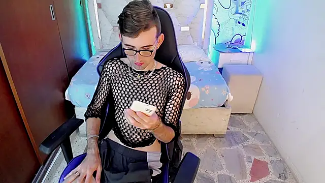 Top and bottom online show from March 21, 8:23 pm