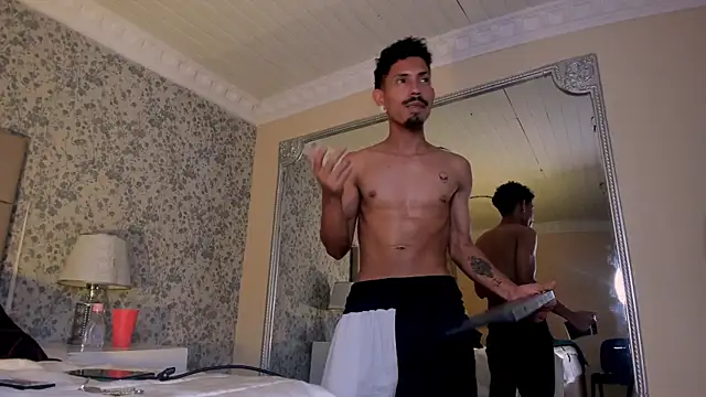 NoaahTylor online show from April 9, 6:19 am