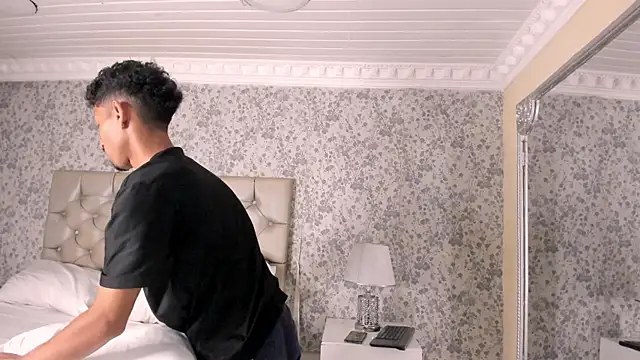 NoaahTylor online show from April 13, 3:23 am