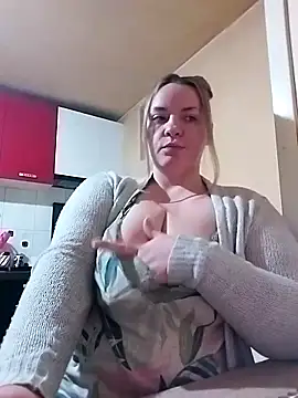 Snapshot of HotStepmommy4 chatting on February 20, 5:24 pm HotStepmommy4 online show from February 20, 5:24 pm