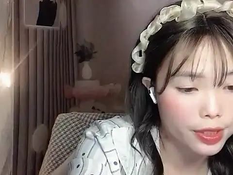 Snapshot of Girl-crazy1 chatting on February 25, 2:43 am Girl-crazy1 online show from February 25, 2:43 am