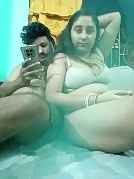 Snapshot of Desiyoungcouple15 chatting on February 21, 5:58 pm Desiyoungcouple15 online show from February 21, 5:58 pm