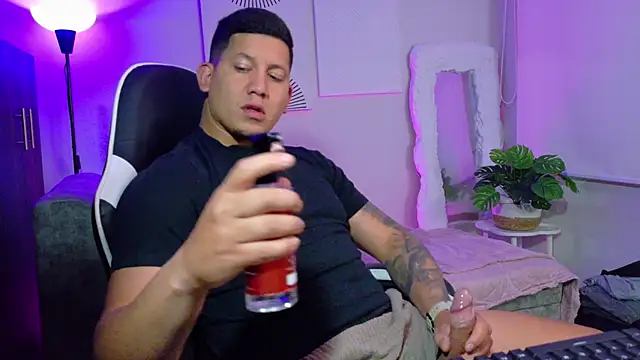 Snapshot of _robertobaggioo chatting on June 1, 12:29 pm robertobaggioo online show from June 1, 12:29 pm