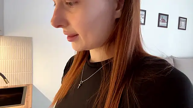 Snapshot of NyxaraBloom chatting on February 18, 9:49 am NyxaraBloom online show from February 18, 9:49 am