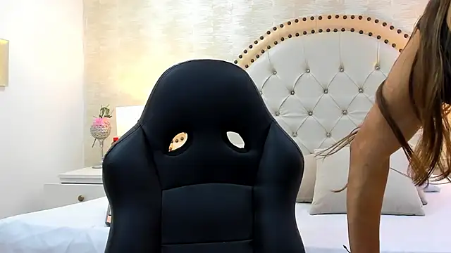 HollyOlson online show from April 8, 6:52 pm