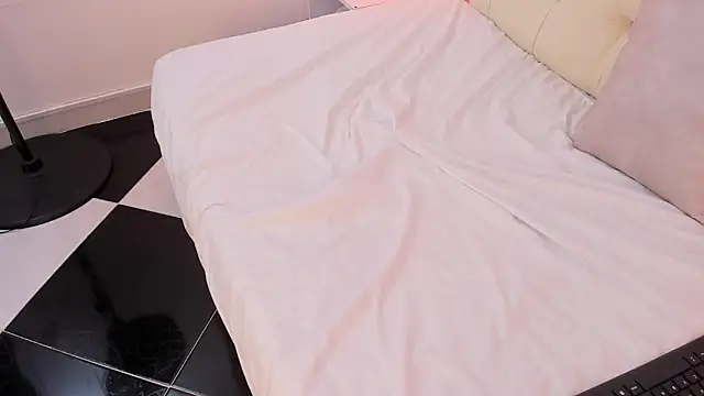 Snapshot of Lia_Latte chatting on February 27, 12:21 am Lia Latte online show from February 27, 12:21 am